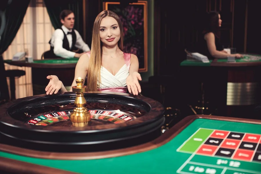 Dealer dan meja permainan dalam suasana kasino live